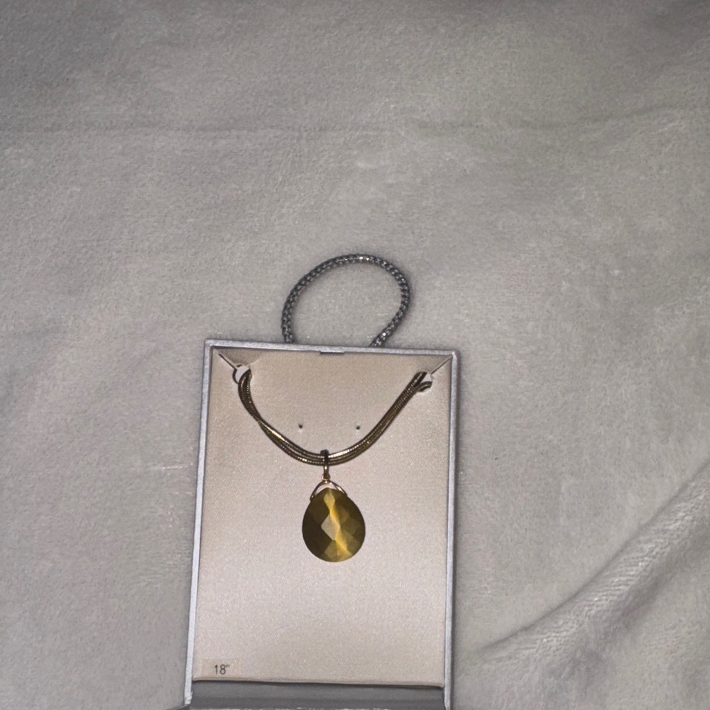 Elegant Gold Teardrop Pendant Necklace